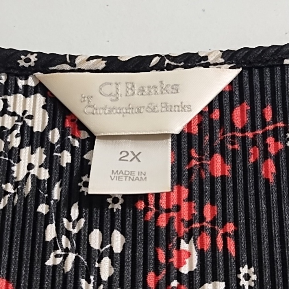CJ Banks Abstract Heart Floral Accordion Pleat Lightweight V-neck Top Layer Look - Picture 7 of 10